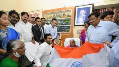 ತ್ರಿವರ್ಣ ಧ್ವಜ ರೂಪಿ​ಸಿದ ವೆಂಕಯ್ಯ ಪುತ್ರಿಗೆ ಸಿಎಂ ಜಗನ್‌ ಸನ್ಮಾ​ನ