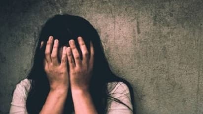 పెళ్లి చేసుకోవాలంటూ వేధింపులు... నడి రోడ్డుపై..