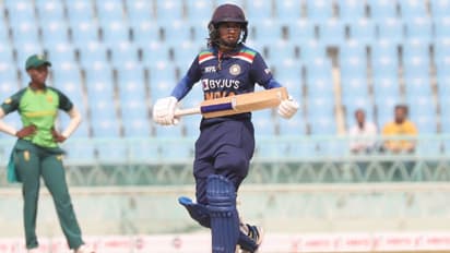 మిథాలీరాజ్ ఖాతాలో మరో అద్భుత రికార్డు... తొలి మహిళా క్రికెటర్గా...