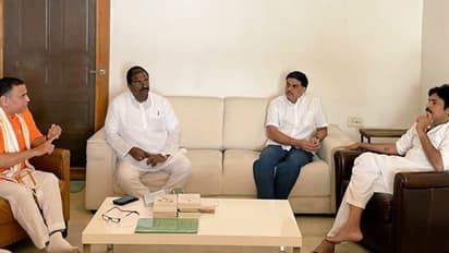 బిజెపికి 'అర్బన్' షాక్: పవన్ కల్యాణ్ జనసేన కాస్తా బెటర్