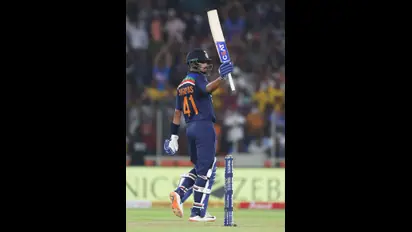 முதல் டி20: ஷ்ரேயாஸ் ஐயர் அதிரடி அரைசதம்..! ராகுல், கோலி, பண்ட், பாண்டியா சொதப்பல்; இங்கி.,க்கு எளிய இலக்கு