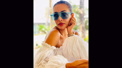 উন্মুক্ত পিঠ, ফিনফিনে পোশাকে স্পষ্ট সেক্সি 'Cleavage', কোমর জড়িয়ে ঘনিষ্ঠ আলিঙ্গন অর্জুনের