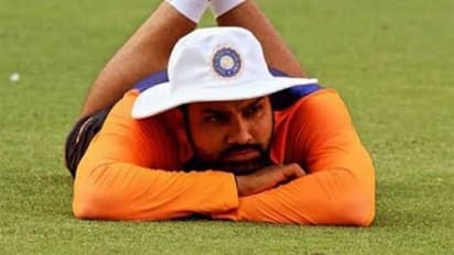 మ్యాచ్ మధ్యలో వడాపావ్ తిన్న రోహిత్.. ఏకిపారేస్తున్న నెటిజన్లు..!