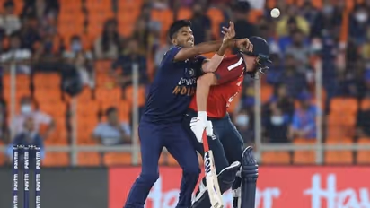 ക്യാച്ചെടുക്കുന്നതിന് തടസമായി; ബെയര്സ്റ്റോയോട് കലിപ്പ് കാണിച്ച് വാഷിംഗ്ടണ് സുന്ദര്- വീഡിയോ