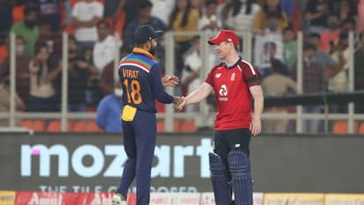 విరాట్ కోహ్లీ మాటలు చెప్పినట్టుగా, ఆట ఆడడం లేదు... వీరేంద్ర సెహ్వాగ్ ఫైర్...