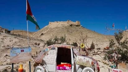 ప్రపంచంలోని అతిచిన్న హోటల్ ఎప్పుడైనా చూసారా..  కానీ ఇందులో ఉండాలంటే ఒక కండిషన్.. అదేంటంటే ?