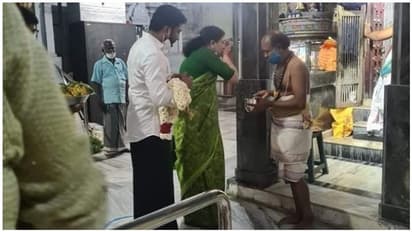 பச்சை புடவை கட்டி அமாவாசையன்று அட்வான்ஸாக கிளம்பிய சசிகலா... திடீர் திருப்பம்..!