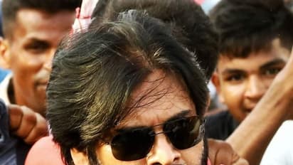 బిగ్ డే ముందు పవన్ ఫ్యాన్స్ లో చీలికలు... సోషల్ మీడియాలో కొట్టుకుంటున్న వైనం!