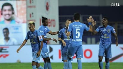 ഐഎസ്എല് കലാശപ്പോര്; ആദ്യപകുതി തുല്യം, കണ്ണുനിറച്ച് താരത്തിന് പരിക്ക്