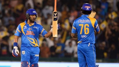 యూవీ ఈజ్ బ్యాక్... ఒకే ఓవర్ లో నాలుగు సిక్సర్లు..!