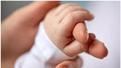 ഡോക്ടർ ഫോണിലൂടെ നിർദ്ദേശങ്ങൾ നൽകി, യുവതിയുടെ പ്രസവമെടുത്ത് അധ്യാപിക