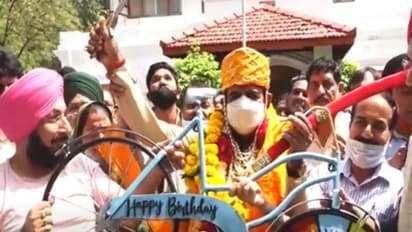 BJP सांसद ने 9 महीने पहले मनाया अपना बर्थडे, तोहफे लिए-केक काटे..सच्चाई सामने आई तो नहीं दे पाए जवाब