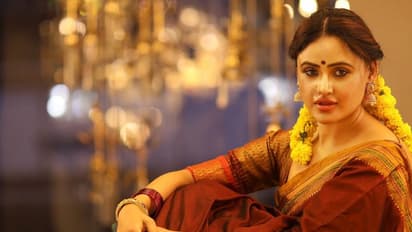 చీరకట్టులో చిలిపి కళ్లతో కవ్విస్తున్న యంగ్ హీరోయిన్ సోనీ చరిష్టా.!