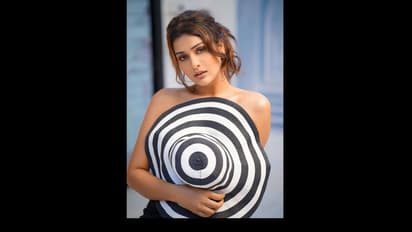 టాప్ తీసేసి టోపీ అడ్డు పెట్టుకున్న పాయల్.. తీరా చూస్తే షాక్!