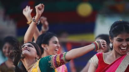 ఫోక్‌సాంగ్‌లో మాస్‌ స్టెప్పేసి దుమ్ములేపిన బిగ్‌బాస్‌ బ్యూటీ దేత్తడి హారిక.. హాఫ్‌శారీలో కెవ్వు కేక