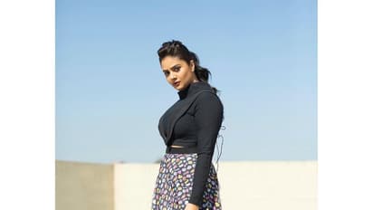 నిన్నటి గురించి రాములమ్మ బెంగ.. బుట్టబొమ్మలా శ్రీముఖి.. చూడ్డానికి రెండు కళ్లు చాలవు