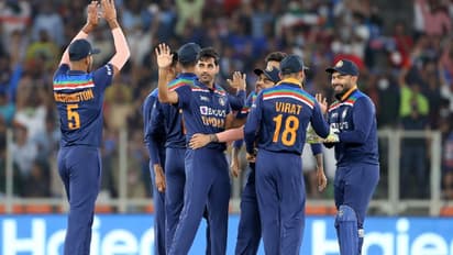 Bhuvneshwar Kumar : 'അവനൊരു തിരിച്ചുവരവ് ബുദ്ധിമുട്ടാവും'; ഇന്ത്യന് താരത്തെ കുറിച്ച് സുനില് ഗവാസ്കര്