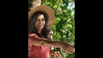 టీ షర్ట్, జీన్స్, హ్యాట్... అల్ట్రా స్టైలిష్ లుక్ లో సింగర్ సునీత... వైరల్ అవుతున్న హనీమూన్ పిక్స్!