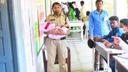 చేతుల్లో చంటిబిడ్డతోనే ఎన్నికల విధులు... మహిళా పోలీస్ పై సిపి ప్రశంసలు