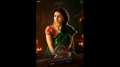 రామరాజు రాక కోసం ఎదురుచూస్తున్న సీత... ఆర్ ఆర్ ఆర్ అలియా లుక్ సూపర్!