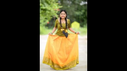 இரட்டை ஜடையில்... பாவாடை சட்டை அணிந்து... கிராமத்து மயிலாக மாறிய 'சித்தி 2 ' வெண்பா! ஹாட் போட்டோஸ்...