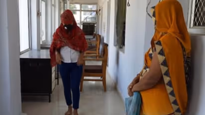 एक बेटी की पुलिस से विनती: मां के कई मर्दों से संबंध, रात होते ही आ जाते रिलेशन बनाने..मेरी मदद करो