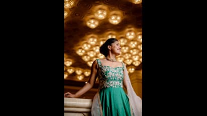 பளபளக்கும் கன்னங்கள்... பால் வண்ண மேனியை மிடுக்காக காட்டி ரசிகர்களை உருக வைத்த வாணி போஜன்!