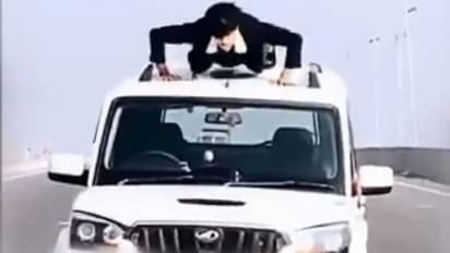 వైరల్ వీడియో : కదులుతున్న కారు మీద యువకుడి పుషప్స్.. ట్విస్టిచ్చిన పోలీసులు..