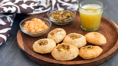 প্রিয় খাবারের তালিকায় ফুচকার নাম নিশ্চয়ই রয়েছে, জানেন কি এই খাবারকে ইংরেজিতে কি বলে