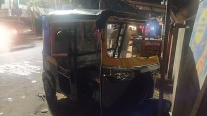 നിയന്ത്രണം വിട്ട ഓട്ടോറിക്ഷ തൂണിലിടിച്ച് ഒരു കുടുംബത്തിലെ മൂന്ന് പേര്ക്ക് പരിക്ക്