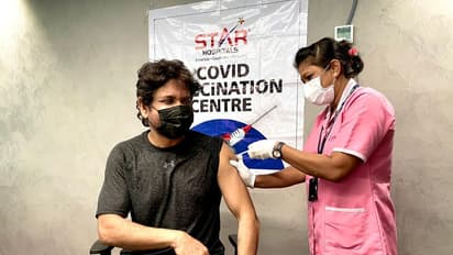 కోవిడ్ టీకా తీసుకున్న నాగ్... డోంట్ ఫియర్ అంటున్నారు!