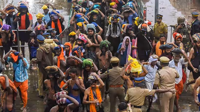 Sabarimala : ശബരിമലയിൽ പ്ലാസ്റ്റിക് വിരുദ്ധ ബോധവത്കരണവുമായി പുണ്യം പൂങ്കാവനം പ്രവർത്തകർ