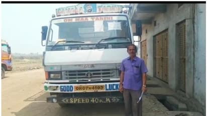 ഹെല്മെറ്റില്ലാതെ ട്രെക്ക് ഓടിച്ച ഡ്രൈവര്ക്ക് പിഴ; വിചിത്ര ശിക്ഷ