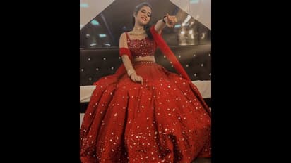 బిగ్బాస్ బ్యూటీ దీప్తి సునైనా స్ట్రాబెర్రీ అందాలు.. మత్తెక్కించే చూపులతో కవ్విస్తున్న యంగ్ బ్యూటీ..