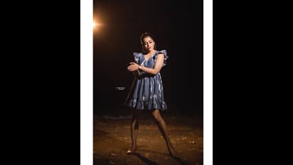 మోకాళ్ళకు జాన పైకున్న గౌన్ వేసుకోని చీకట్లో తిరుగుతున్న రష్మీ... అందాలు దొంగిలించేరు జాగ్రత్త!