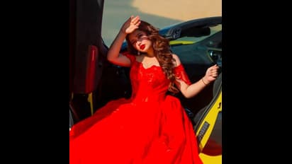 মেদ ঝড়িয়ে পার্ফেক্ট ফ্রেমে হট এনা, কোমরের ভাঁজে চোখ আটকে নেটদুনিয়ার