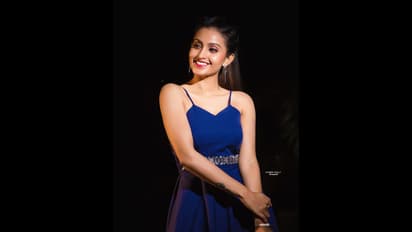 స్లీవ్ లెస్ డ్రెస్ లో ఎండ్ లెస్ గ్లామర్... కిల్లింగ్ స్మైల్ తో కిక్కిస్తున్న 'ఢీ' దీపికా పిల్లి!