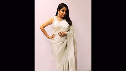 చిన్న బికినీ వేసుకున్న పెద్ద పాప... జలకాలాటలో వయస్సుకు రమ్యకృష్ణ సవాల్