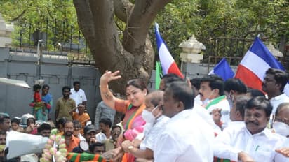 நடிகர் திலகம் சிவாஜி கணேசன் வீட்டுக்கு திடீர் விசிட் அடித்த நடிகை குஷ்பு! வைரலாகும் புகைப்படங்கள்..!