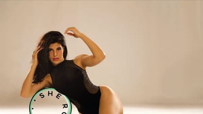 আবারও ফিরে এলো বন্দি জীবন, সাদাকালো ফ্রেমে হটপোজ জ্যাকলিনের, চোখে-মুখে বিষণ্ণতার ছাপ