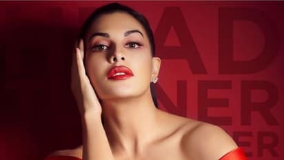 জ্যাকলিনের একটি ছোট পার্সের দামে একটি গাড়ি কিনতে পারবেন, জানেন ঠিক কত টাকার ব্যাগ এটা