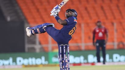ಮೊದಲ ಎಸೆತದಲ್ಲೇ ಸಿಕ್ಸರ್; ಟಿ20 ಕ್ರಿಕೆಟ್ನಲ್ಲಿ ಸೂರ್ಯಕುಮಾರ್ ದಾಖಲೆ!