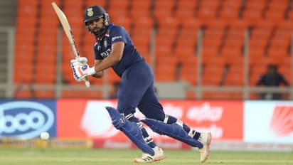 రోహిత్ శర్మ రికార్డు ఫీట్... సిక్సర్‌తో కెరీర్ మొదలెట్టిన సూర్యకుమార్ యాదవ్...