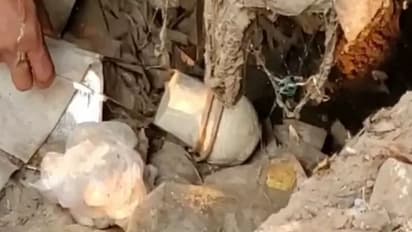 காஞ்சிபுரத்தில் பரபரப்பு... மர்ம பைக்குள் கண்டெடுக்கப்பட்ட நாட்டு வெடிகுண்டு...!