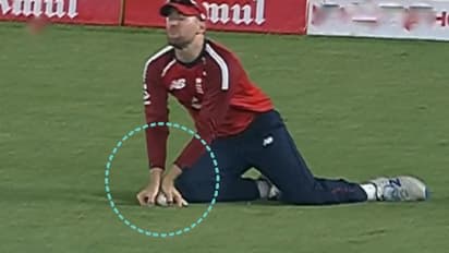 బంతి నేలను తాకినా అవుట్గా నిర్ణయం... థర్డ్ అంపైర్కి కంటి ఆపరేషన్ అవసరమా...