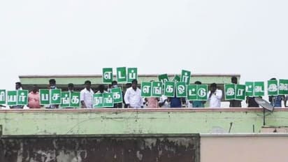 அரியர் பசங்க நாங்க... எங்க ஓட்டு இரட்டை இலைக்கே.. முதல்வருக்கு சர்ப்பிரைஸ் கொடுத்த இளைஞர்கள்..!