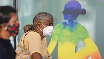 কোভিড মোকাবিলায় আরও এক মাইলফলক অতিক্রম, সংক্রমণের সঙ্গে পাল্লা দিচ্ছে টিককরণ