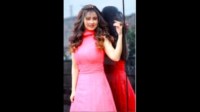 ঠিক যেন বার্বিগার্ল, পার্ফেট ফিগার থেকে  হটলুক, বয়সকে তুড়ি মেরে উড়িয়ে ভাইরাল টলিউড মালাইকা মনামী