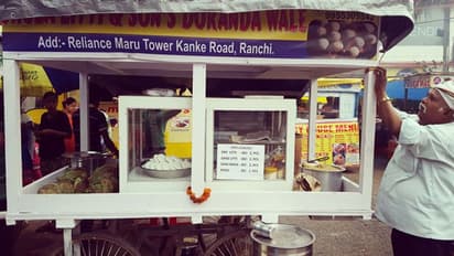 हर दिन हवाई जहाज पर चढ़ती है झारखंड की ये खास लिट्टी, 1 प्लेट लिट्टी खाने को विदेश से आते हैं लोग