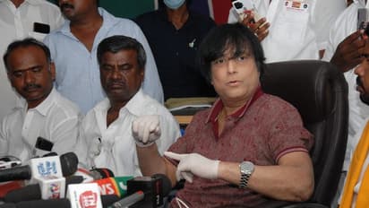 நடிகர் கார்த்திக்கு இந்த நிலையா? நடக்க கூட முடியாமல் சக்கர நாற்காலில் செல்லும் அதிர்ச்சி புகைப்படங்கள்!